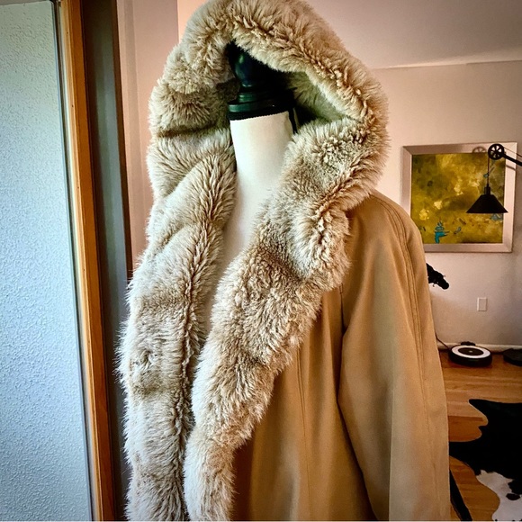 Bonders Jackets & Blazers - VINTAGE Bonders Faux Fur lined Trench Coat♥️COOL⭐️Very Old 🌷Has had MANY Lives